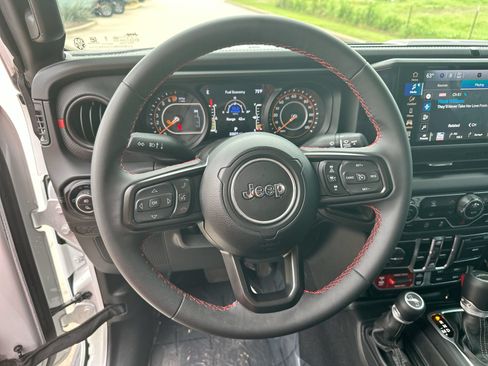 Used 2024 Jeep Gladiator Rubicon AWD/4WD image 14