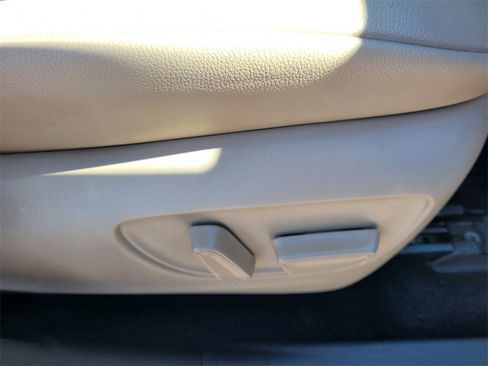 Used 2022 Toyota Highlander XLE image 19