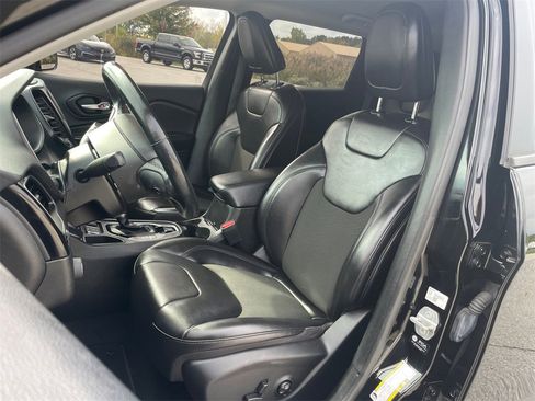 Used 2021 Jeep Cherokee Latitude Plus image 3