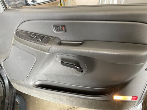Used 2005 Chevrolet Silverado 3500 LS w/ Heavy-Duty Power Package AWD/4WD image 20