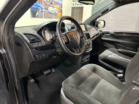 Used 2017 Dodge Grand Caravan SE image 18