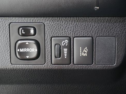 Used 2018 Toyota RAV4 XLE FWD image 23
