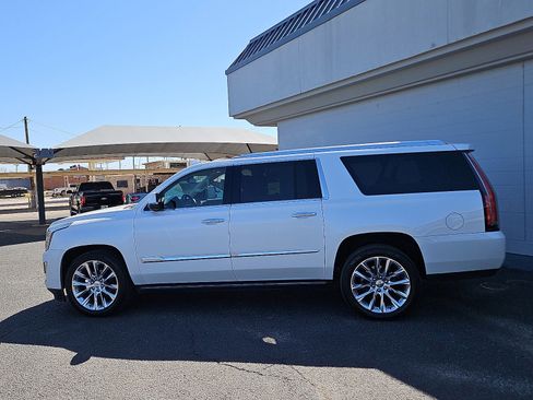 Used 2020 Cadillac Escalade ESV Premium Luxury AWD/4WD image 2
