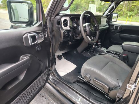 Certified 2024 Jeep Gladiator Sport AWD/4WD image 15