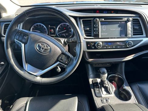 Used 2019 Toyota Highlander XLE image 16