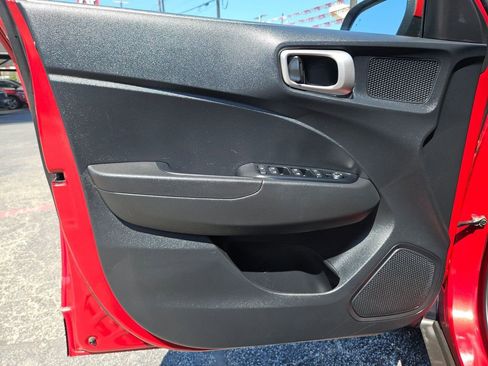 Used 2025 Hyundai Venue SEL FWD image 14