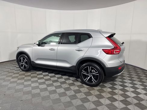 Used 2025 Volvo XC40 B5 Core AWD/4WD image 3
