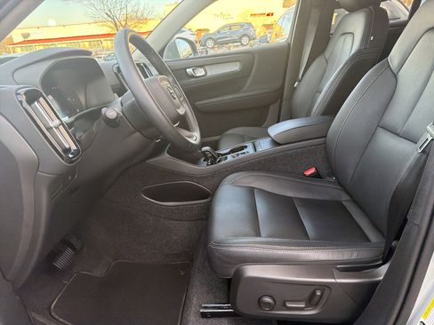 Certified 2025 Volvo XC40 B5 Core image 5