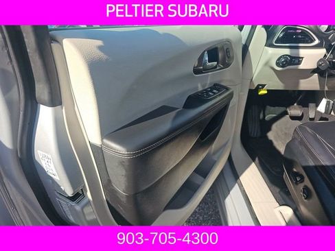 Used 2024 Chrysler Pacifica Touring-L FWD image 15