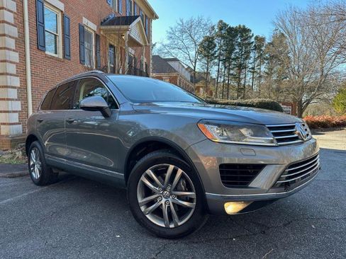 Used 2015 Volkswagen Touareg VR6 image 5