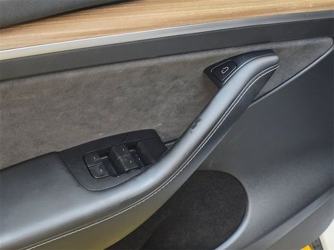 Used 2022 Tesla Model Y Performance image 23