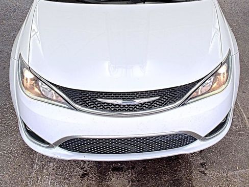 Used 2018 Chrysler Pacifica Touring-L FWD image 5