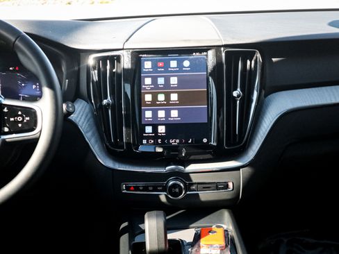 Used 2025 Volvo XC60 B5 Plus image 30