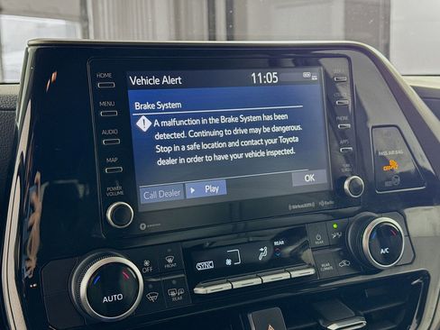 Used 2020 Toyota Highlander LE image 12