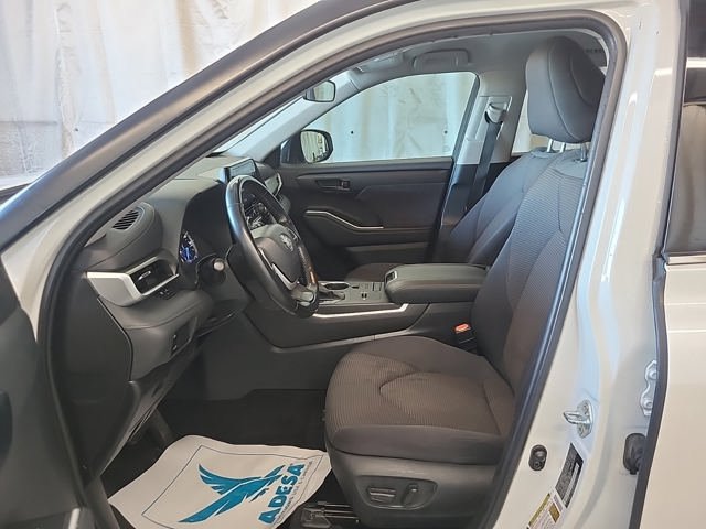 Used 2022 Toyota Highlander LE AWD/4WD image 4