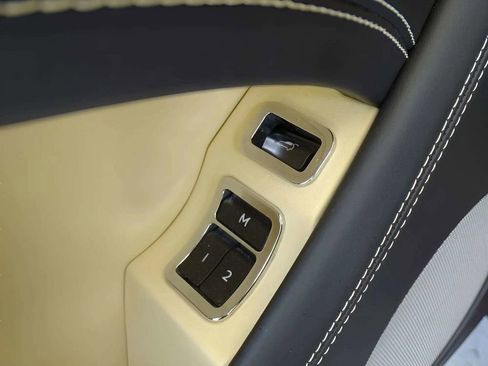 Used 2017 Bentley Bentayga image 13