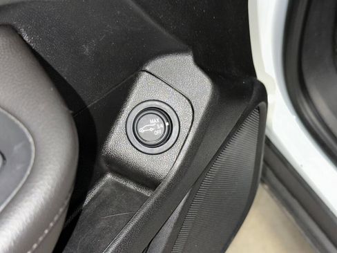 Used 2023 GMC Terrain SLE w/ Driver Convenience Package image 6