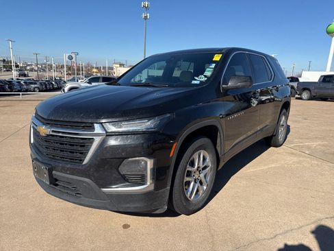 Used 2022 Chevrolet Traverse LS image 3