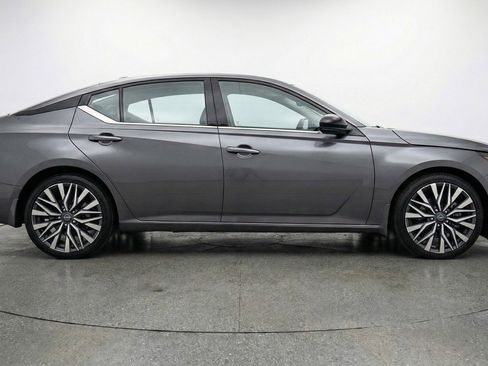 Used 2025 Nissan Altima 2.5 SV image 11