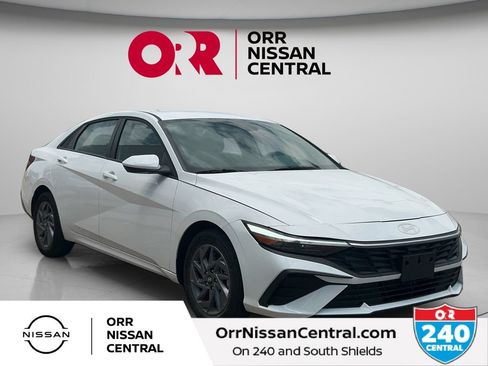 Used 2025 Hyundai Elantra Hybrid FWD image 3