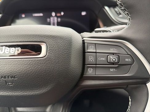 New 2025 Jeep Grand Cherokee 4WD image 17