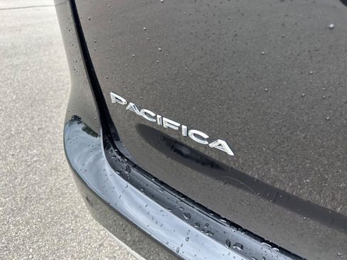 Used 2025 Chrysler Pacifica Select FWD image 5