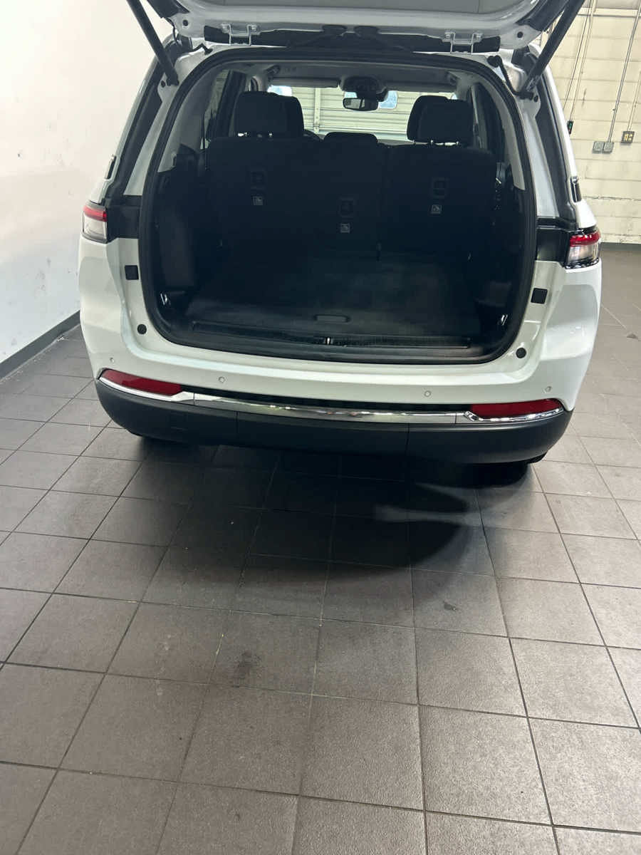 Used 2023 Jeep Grand Cherokee Laredo w/ Luxury Tech Group I AWD/4WD image 11