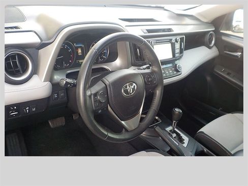 Used 2017 Toyota RAV4 XLE AWD/4WD image 6