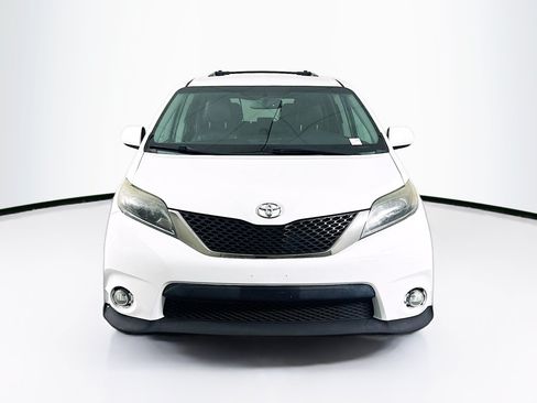 Used 2015 Toyota Sienna SE FWD image 2