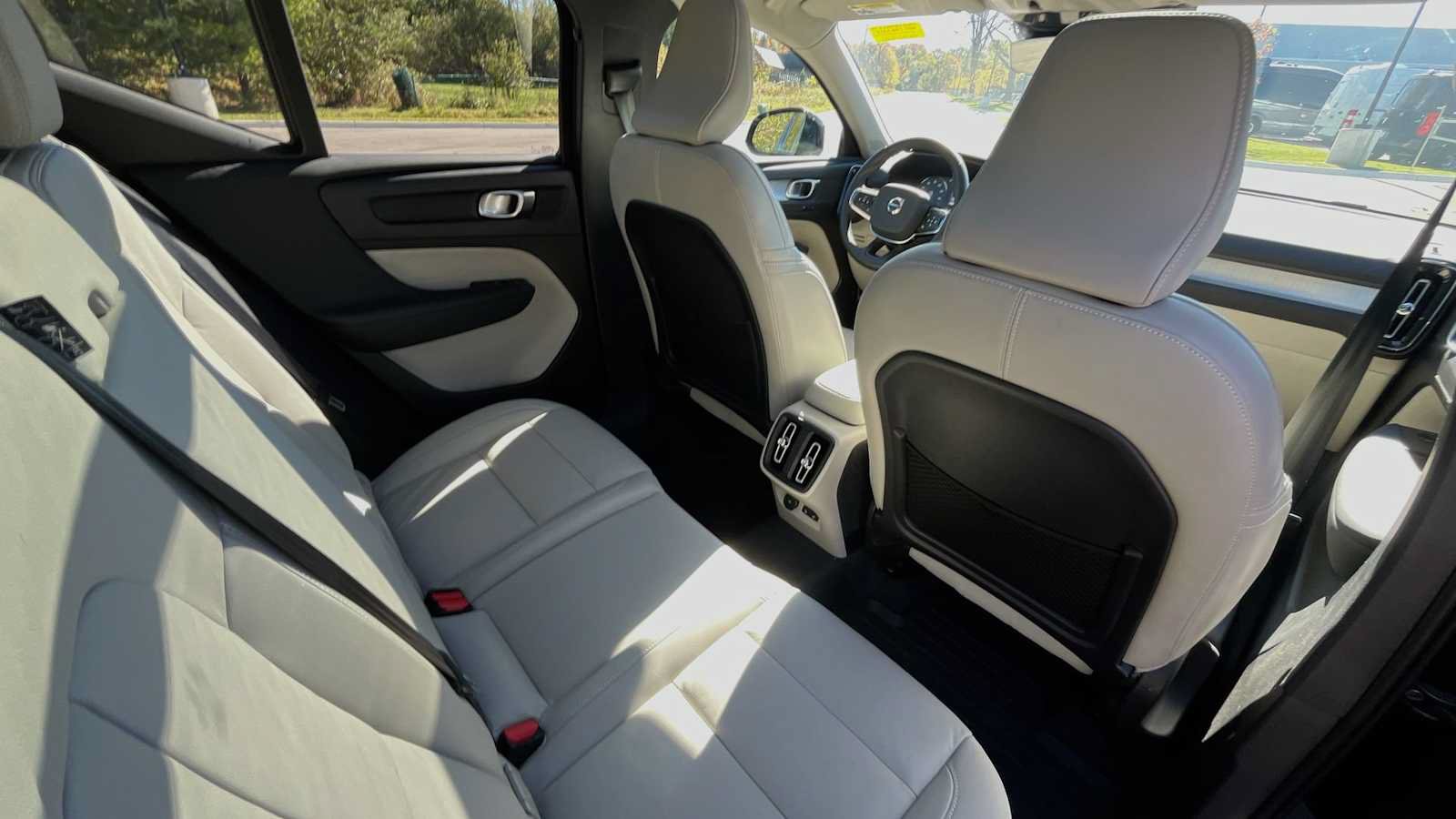 Used 2022 Volvo XC40 T5 Momentum w/ Premium Package AWD/4WD image 11