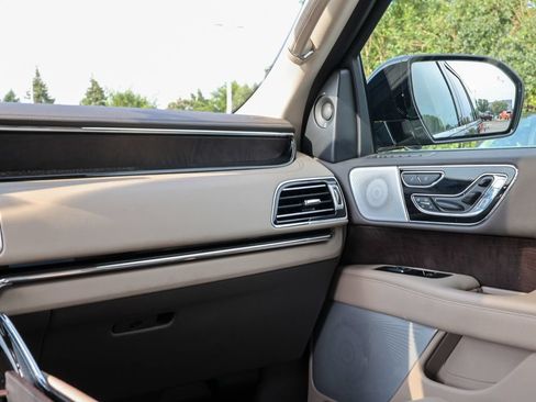 Certified 2022 Lincoln Navigator Reserve AWD/4WD image 12
