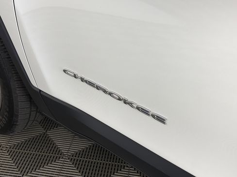 Used 2020 Jeep Cherokee Limited AWD/4WD image 18