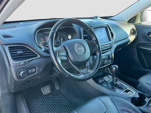 Used 2019 Jeep Cherokee Trailhawk image 9