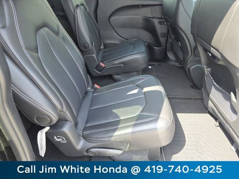 Used 2024 Chrysler Pacifica Touring-L w/ S Appearance Package image 16