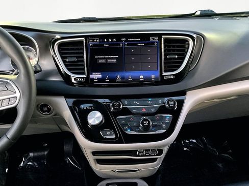 Used 2024 Chrysler Pacifica Touring-L image 9