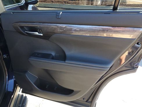 Used 2023 Toyota Highlander Platinum image 35