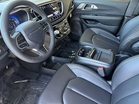 New 2027 Chrysler Pacifica Select FWD image 8