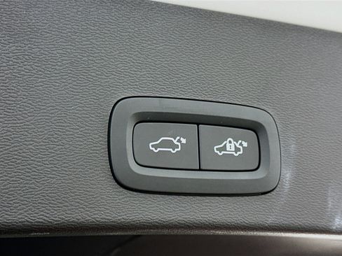 Used 2025 Volvo XC40 B5 Plus image 30