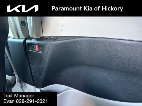 Used 2024 Chrysler Pacifica Touring-L FWD image 17