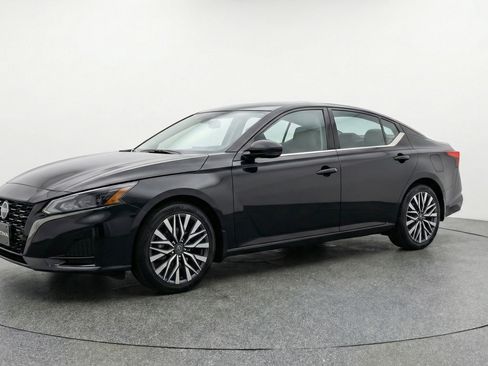 Used 2025 Nissan Altima 2.5 SV image 3