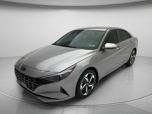 Used 2023 Hyundai Elantra SEL w/ Convenience Package FWD image 3