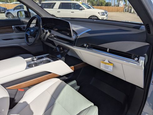 New 2026 Cadillac Vistiq Sport image 14