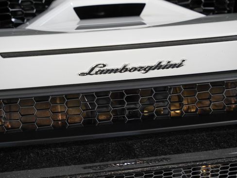 Used 2018 Lamborghini Huracan Performante AWD/4WD image 20