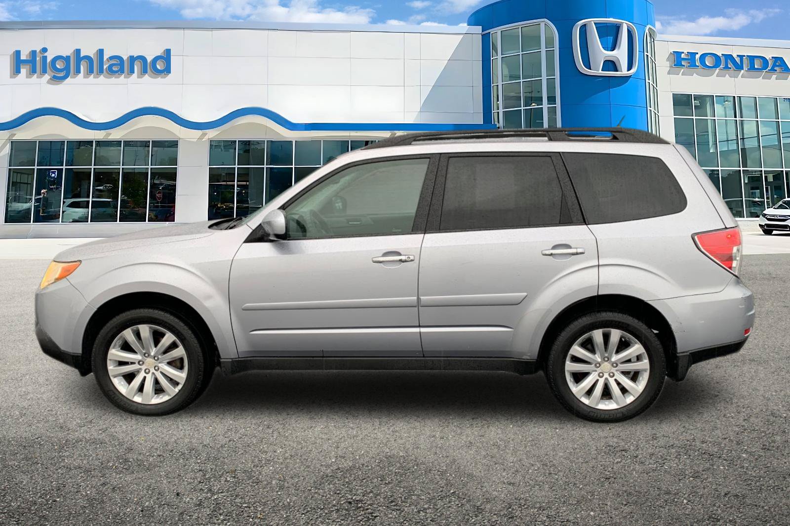 Used 2012 Subaru Forester 2.5X Limited AWD/4WD image 2