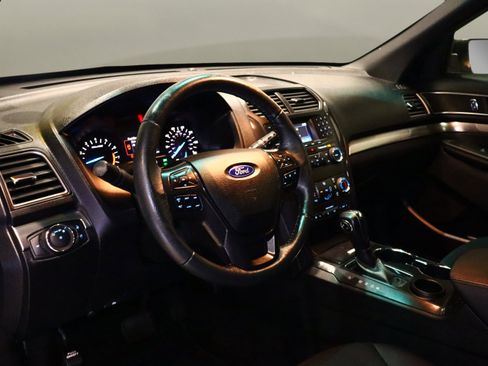 Used 2019 Ford Explorer XLT image 10