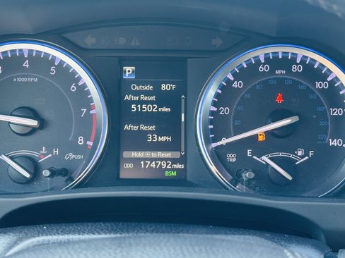 Used 2017 Toyota Highlander XLE AWD/4WD image 2