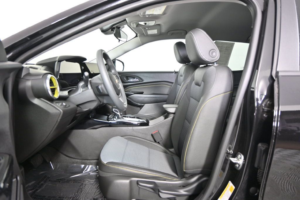 Used 2025 Chevrolet Trax LT FWD image 20