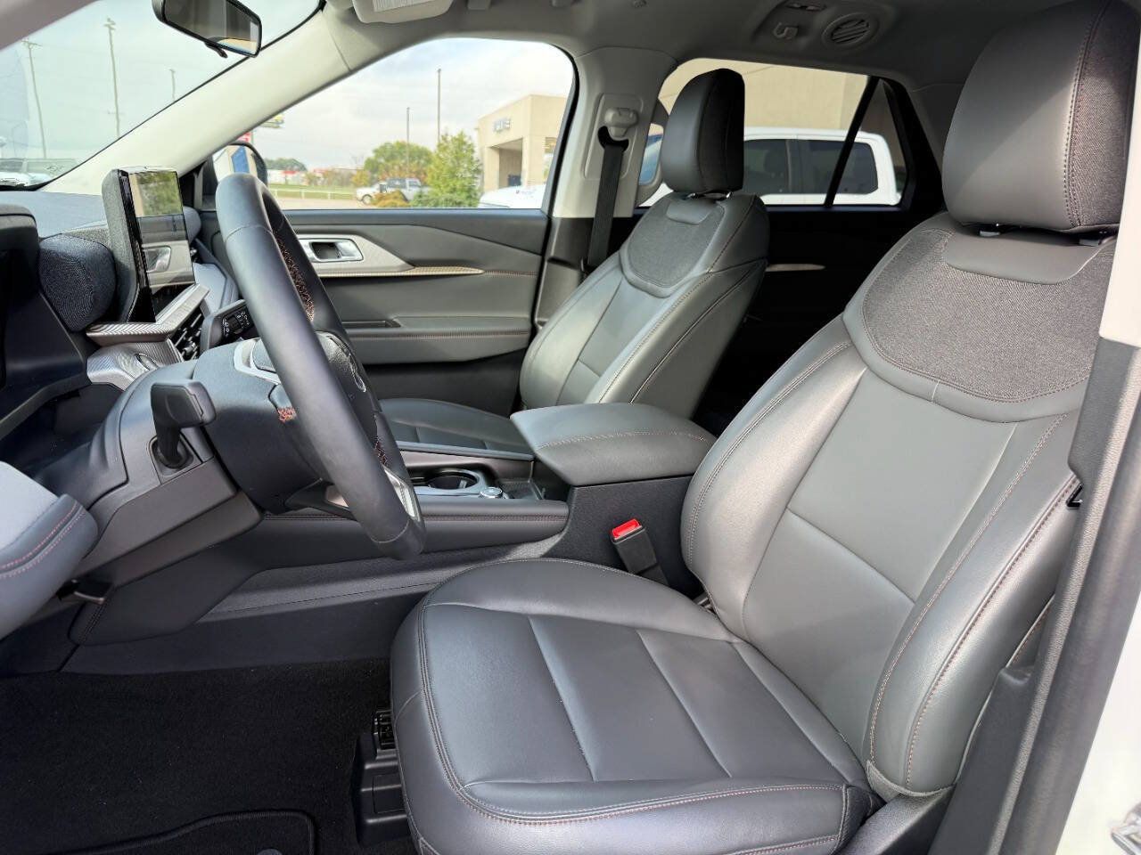 Used 2025 Ford Explorer Active w/ Active Comfort Package RWD image 9