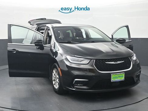 Used 2023 Chrysler Pacifica Touring-L FWD image 36