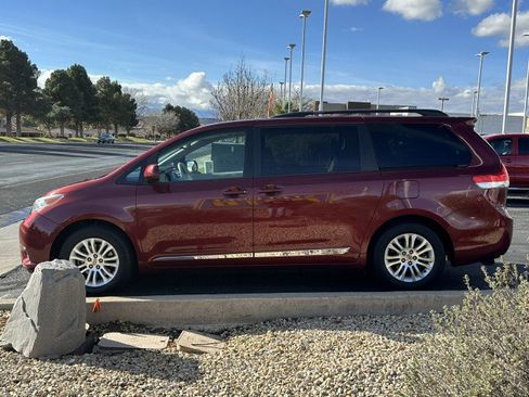 Used 2012 Toyota Sienna XLE image 6